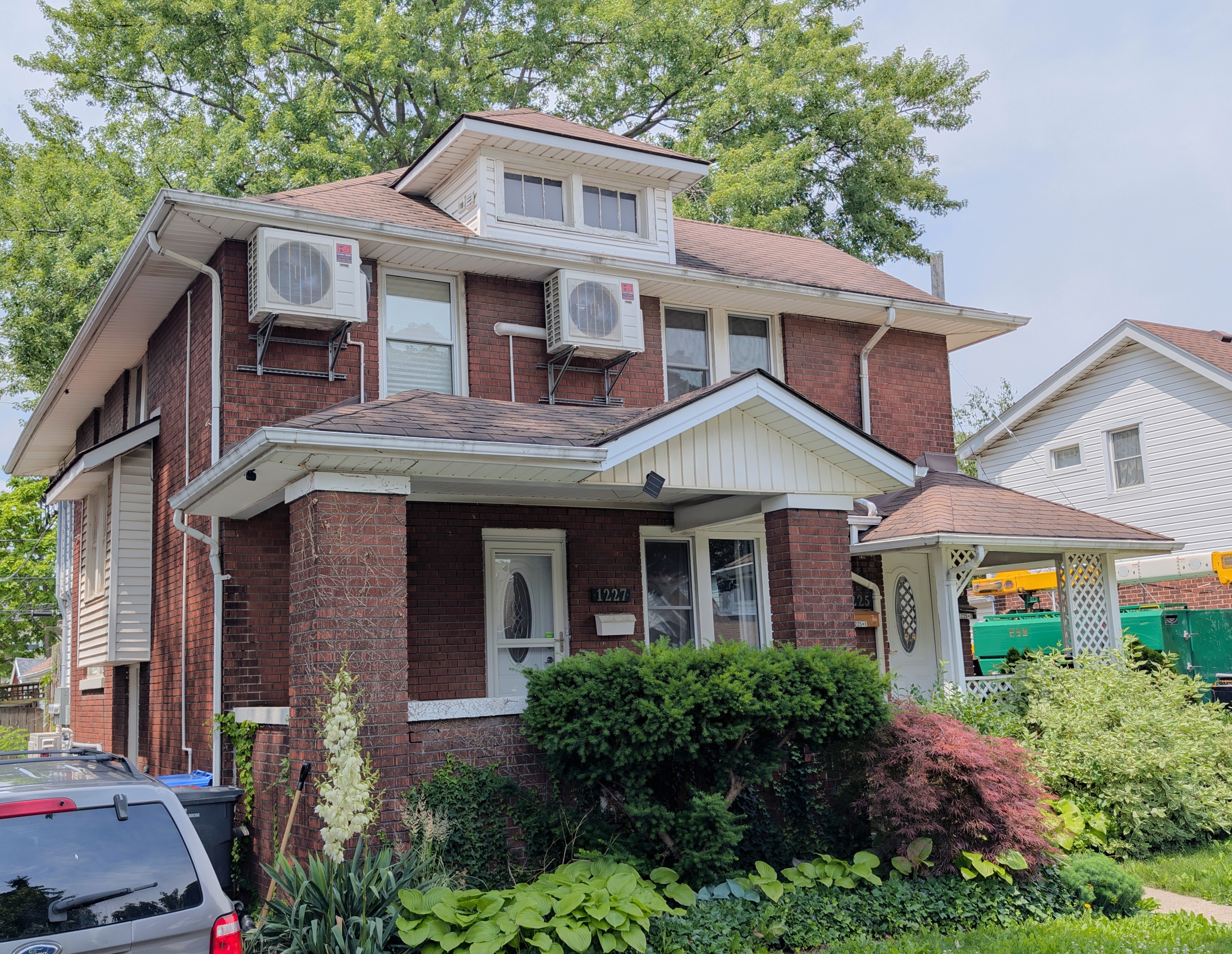 1227 Gladstone Avenue - Lower