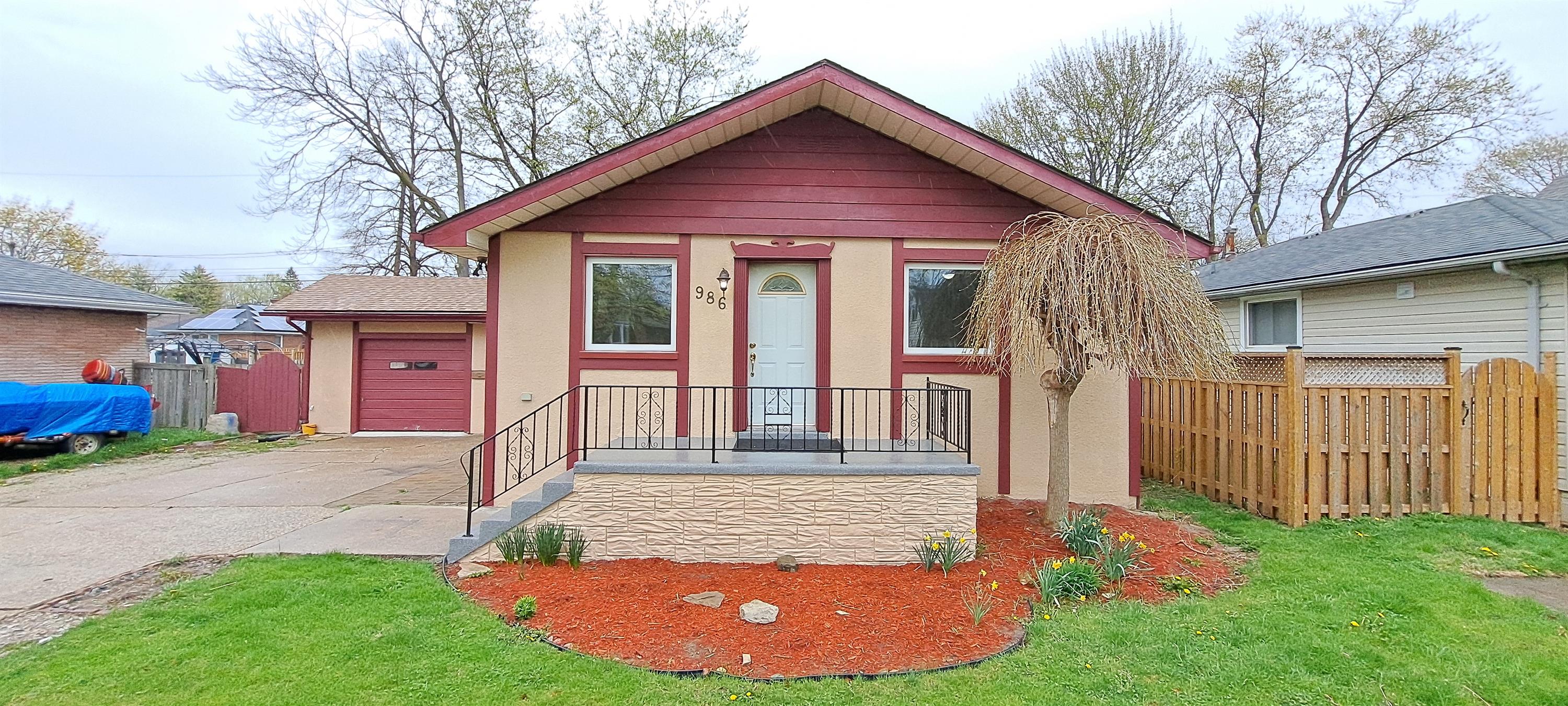 986 Eastlawn